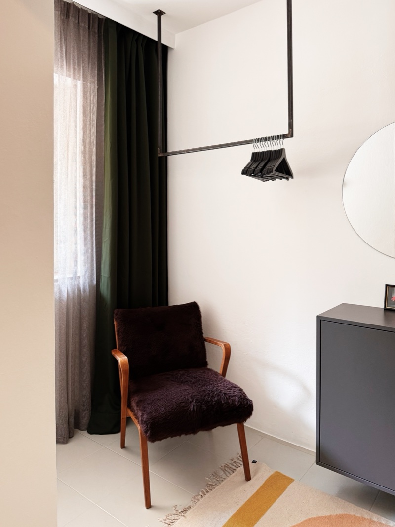 Garderobe Schlafzimmer 2 mit Kleiderstange und Kommode