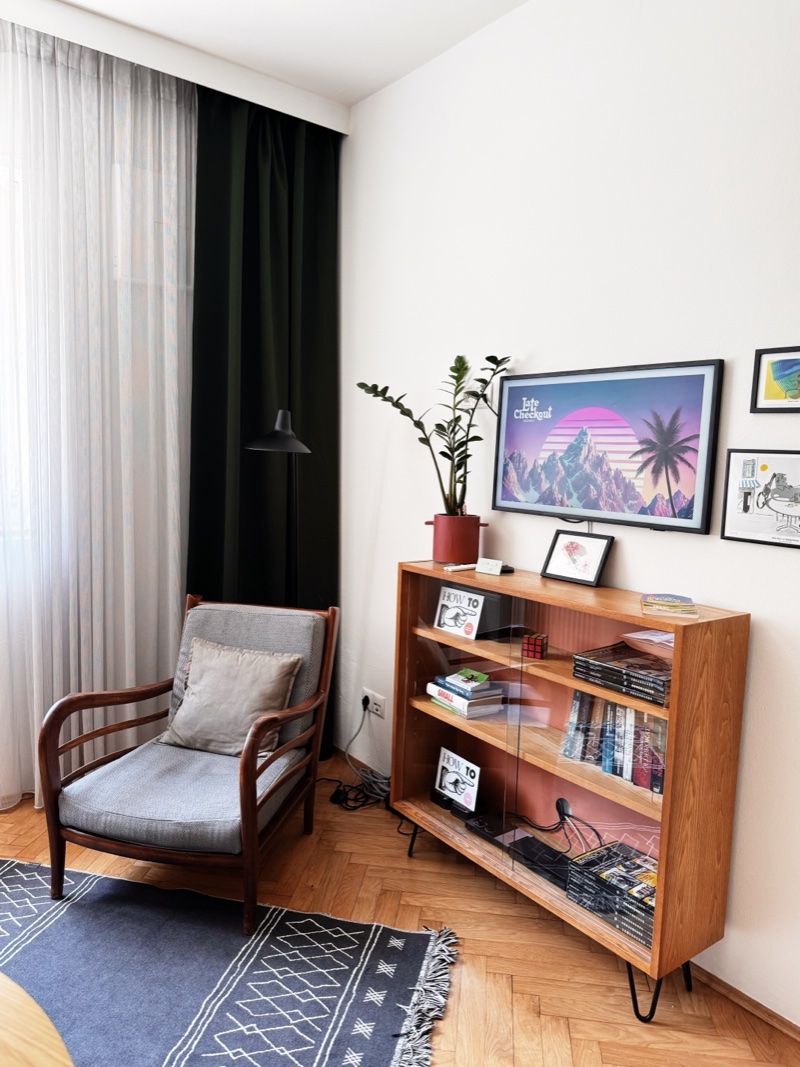 Leseecke mit Vintage-Sessel und Bücherregal